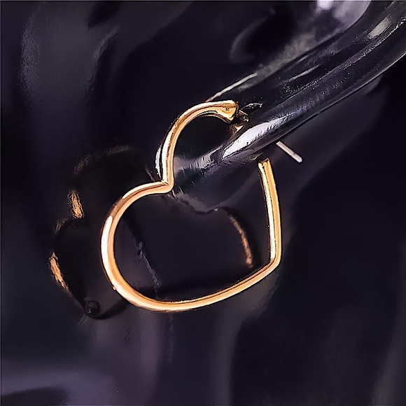 ⚜️[𝟯/$𝟭𝟴]⚜️Gold Heart Simple Hoop Earrings NEW - Picture 2 of 8